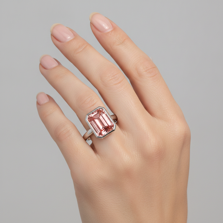 Bague Solitaire Lunette en Or Blanc 14 carats avec Saphir Padparadscha Naturel Couleur Pêche Taille Émeraude 2,5 Carats