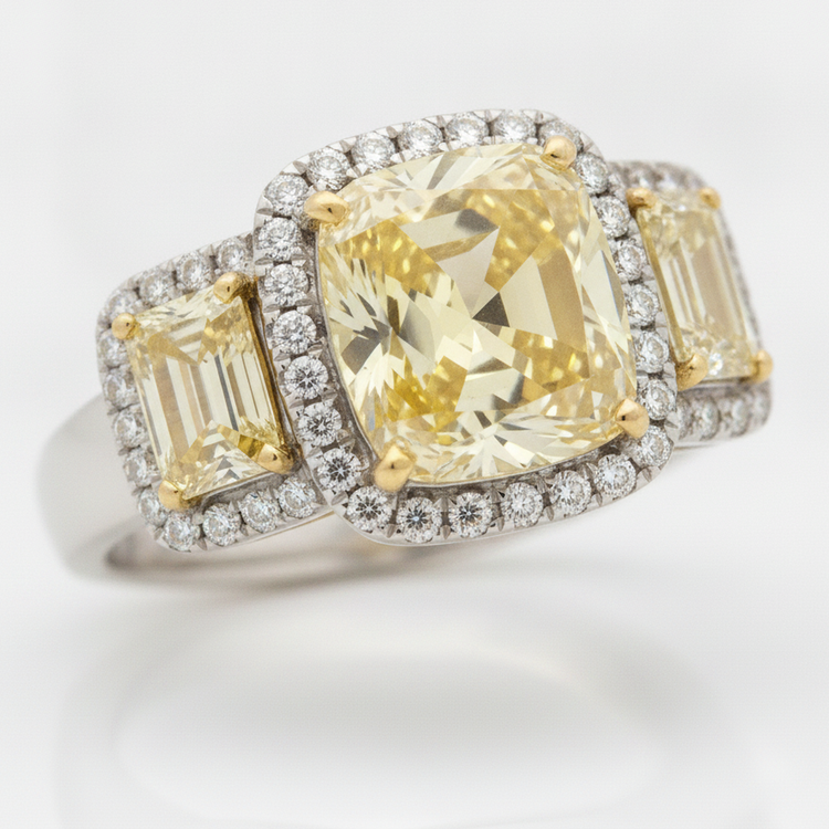 Bague de Fiançailles Trois Pierres en Platine, Pierre Précieuse Jaune Véritable 2,07 Carats Taille Coussin, Diamant Fantaisie Trapèze et Halo