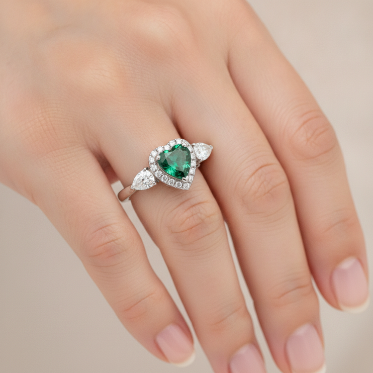 Bague trois pierres en platine avec émeraude verte véritable taille cœur de 3,2 carats et halo