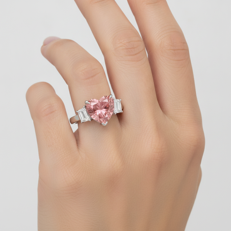 Bague trilogie en platine, saphir padparadscha naturel taille cœur de 3,6 carats et baguettes blanches