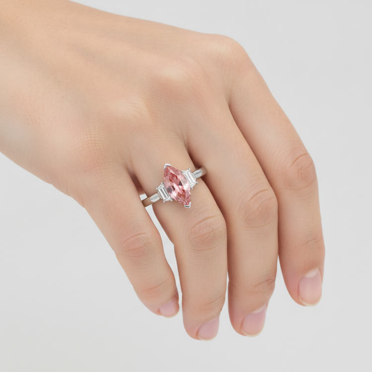 Bague trois pierres en platine avec saphir Padparadscha pêche véritable taille marquise de 3,1 carats et baguettes blanches