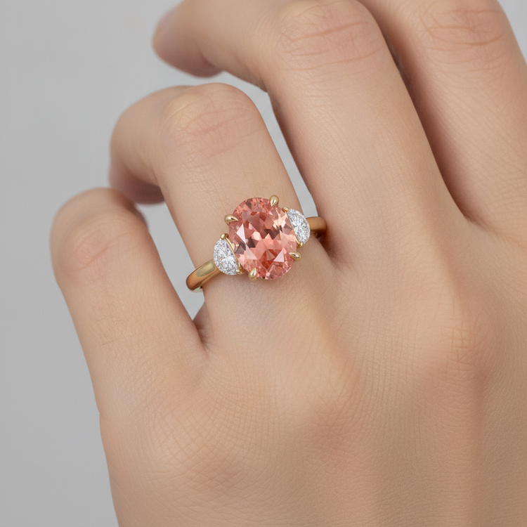 Bague de Fiançailles Trois Pierres en Or Jaune 14K avec Saphir Padparadscha Pêche Ovale Véritable de 2,9 Carats et Demi-Lunes Blanches