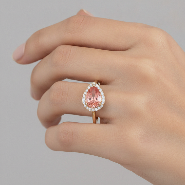 Bague Halo en Or Jaune 14 Carats avec Saphir Padparadscha Rose Naturel Taille Poire 2,8 Carats, Anneau Lisse