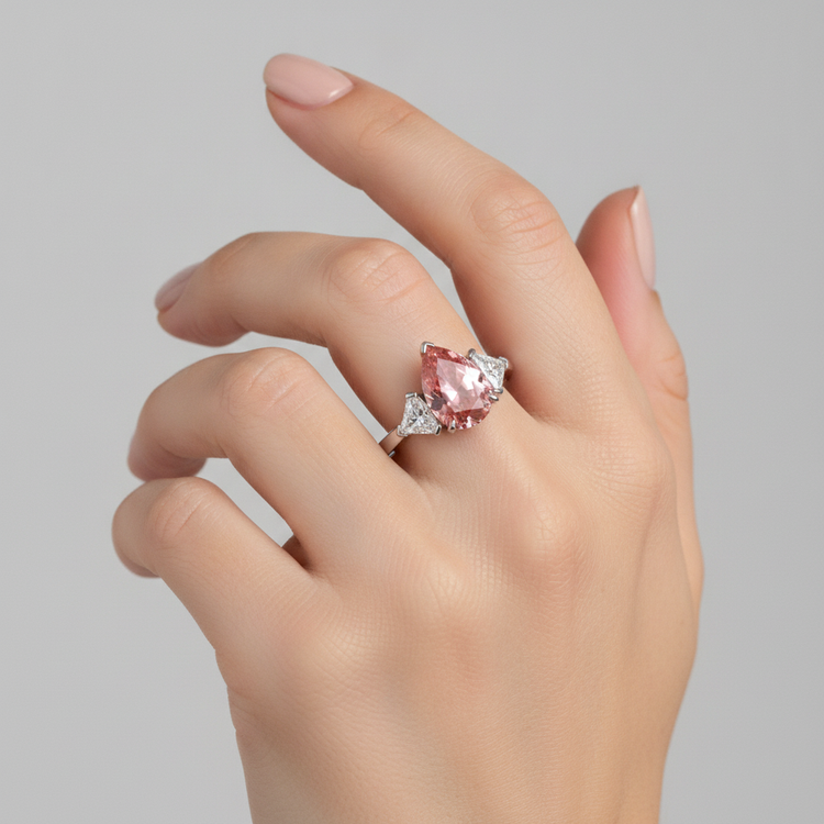 Bague trois pierres en platine avec saphir padparadscha véritable taille poire 3,6 carats et trilliants blancs