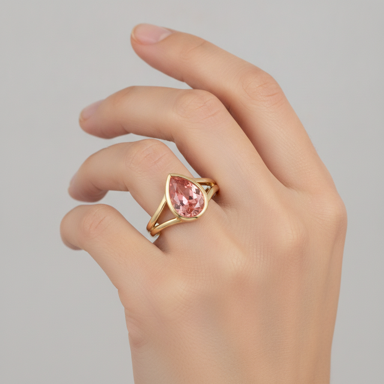 Bague Solitaire Lunette en Or Jaune 14 Carats avec Véritable Saphir Padparadscha Poire Couleur Pêche 2 Carats