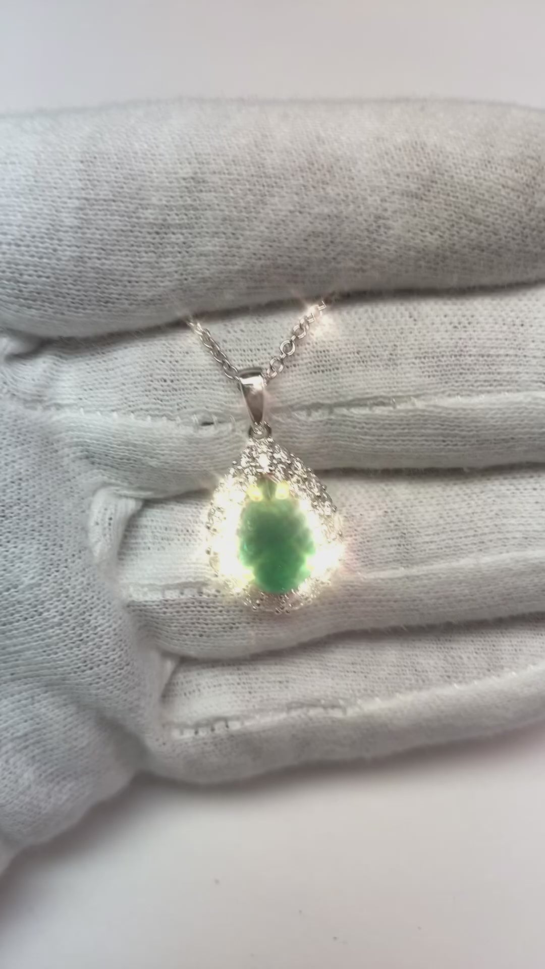 émeraude verte avec diamants