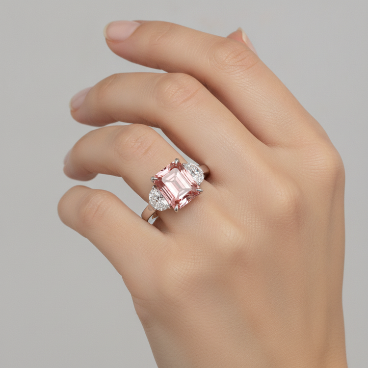 Bague Trilogie Saphir Padparadscha Naturel 3,6 Carats Taille Radiant et Diamants Blancs Demi-lune en Platine