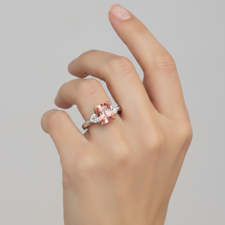 Bague cathédrale trois pierres en or 14 carats avec saphir Padparadscha véritable couleur pêche taille radiant de 3,4 carats et trilliants blancs