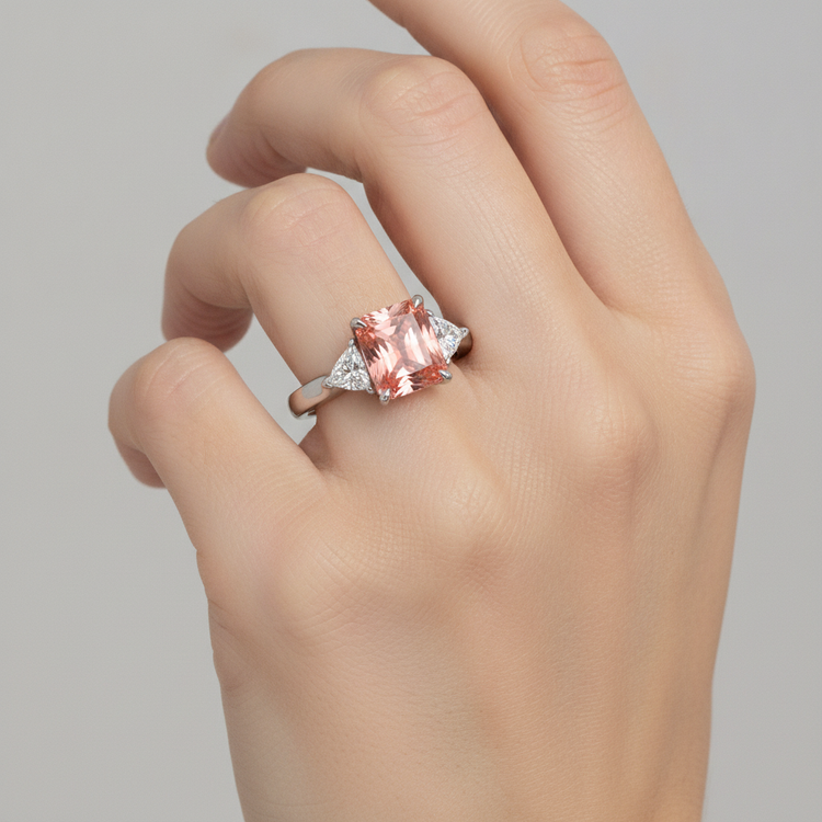 Bague trois pierres en or 14 carats avec saphir padparadscha véritable taille radiant de 2,9 carats et trilliants blancs