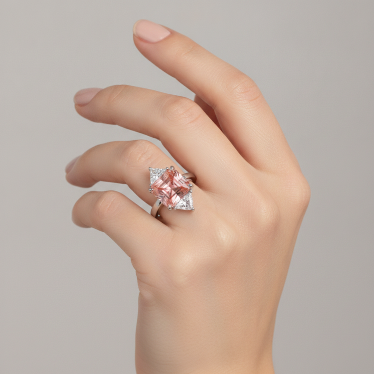 Bague de Fiançailles Trois Pierres en Or 14 Carats Simple, Véritable Saphir Padparadscha Pêche Taille Radiant 2,9 Carats et Trilliants Blancs