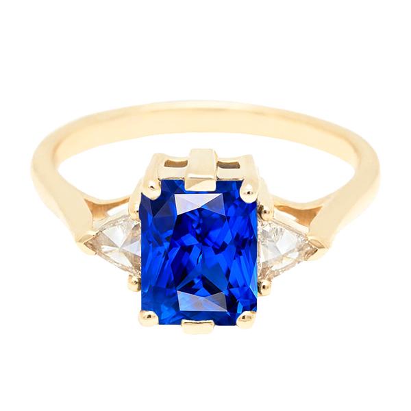 bague 3 pierres en or jaune radiant sapphire 3 carats trillion diamonds