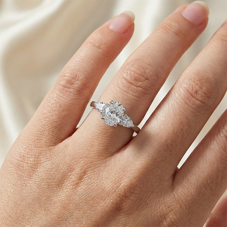 1.61 Ct. Bague Femme Naturel Diamant Naturels Extraits des Mines ( et non cultivés en laboratoire ) Ovale Centre 3 Pierres Bijoux Or Blanc Nouveau