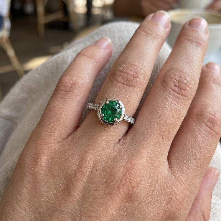2.25 Carats Bague Émeraude Verte Et Diamant Or Blanc 14K