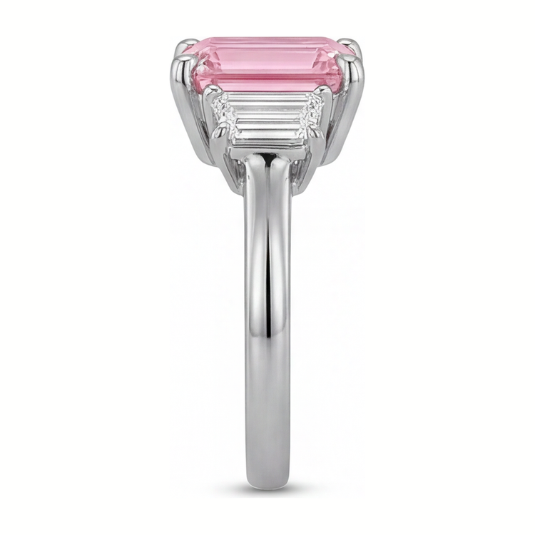 Bague Trois Pierres Simple en Or Blanc 14 Carats avec Diamant Rose de Laboratoire Taille Émeraude 2,5 Carats