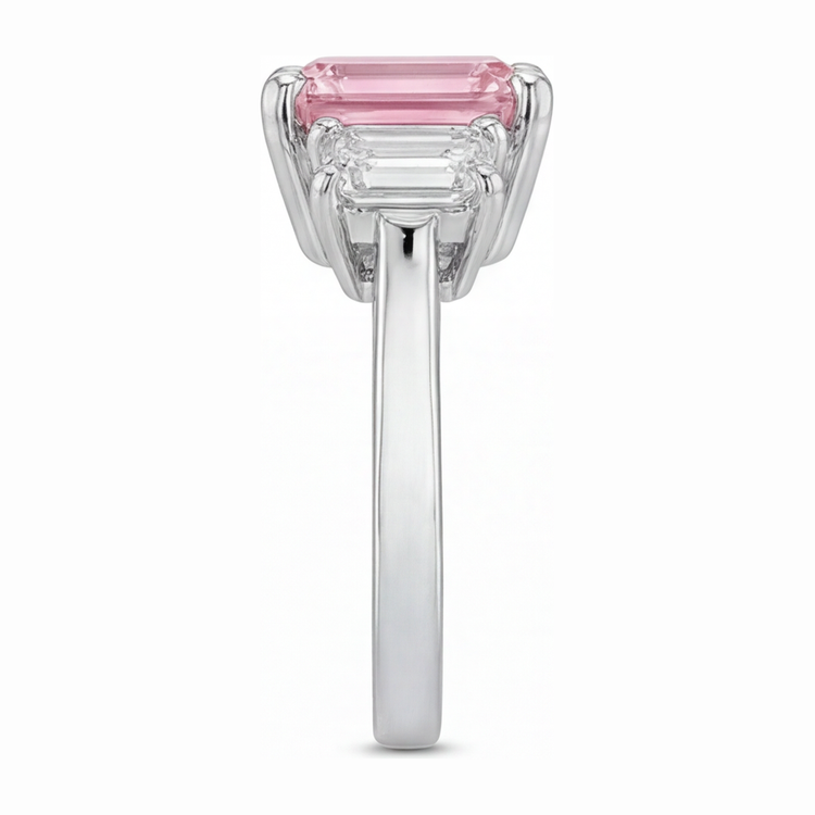 Bague de Fiançailles Trois Pierres Cathédrale en Or Blanc 14 Carats avec Diamant Rose de Laboratoire Taille Émeraude 2,5 Carats