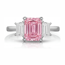 Bague Trois Pierres Simple en Or Blanc 14 Carats avec Diamant Rose de Laboratoire Taille Émeraude 2,5 Carats