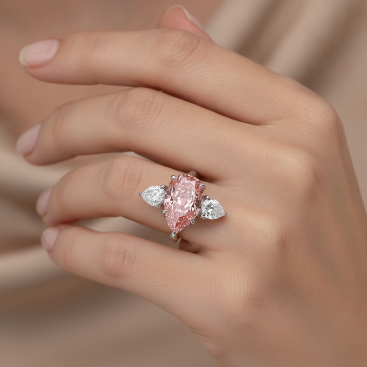 Bague trois pierres en or blanc 14 carats avec diamant rose de laboratoire taille poire 2,5 carats