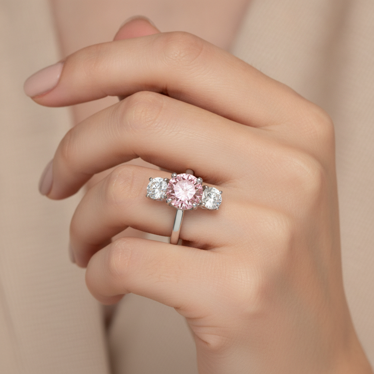 Bague de Fiançailles Trois Pierres en Or Blanc 14 carats avec Diamant Rose Rond de Laboratoire 2,5 Carats