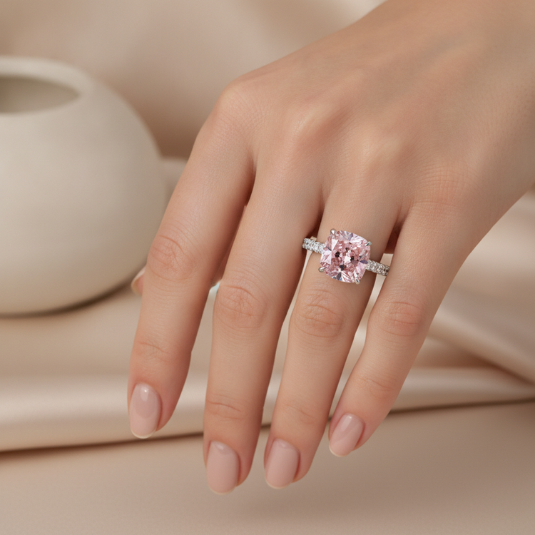 Bague en diamant rose de laboratoire 2,75 carats taille coussin pavé en Or Blanc 14 carats
