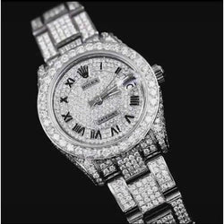 22 Carats. Montre Rolex pour femme recouverte de diamants personnalisés avec bracelet huître acier inoxydable