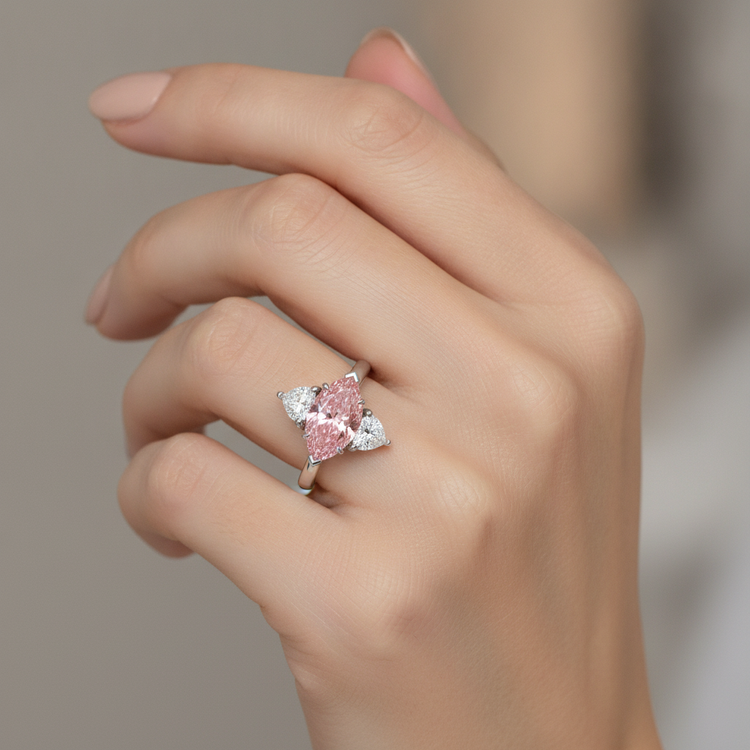 Bague trois pierres en Or Blanc 14 carats avec diamant rose de laboratoire taille marquise de 3,5 carats