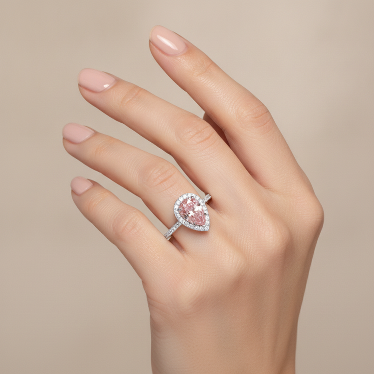 Bague de Fiançailles en Or Blanc 14 carats avec Diamant Rose de Laboratoire Taille Poire 3,5 carats et Halo