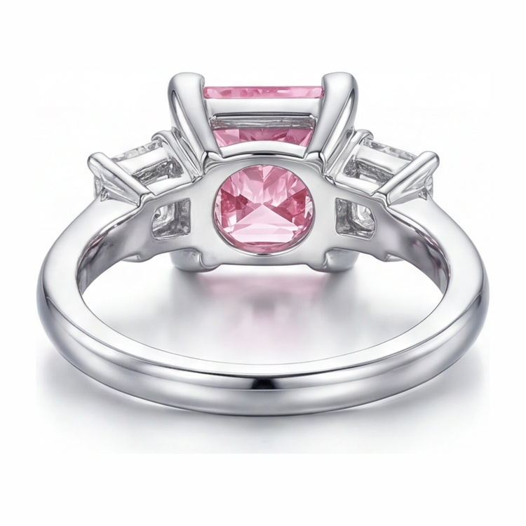 Bague trois pierres diamant rose de laboratoire taille princesse 3,5 carats en Or Blanc 14 carats