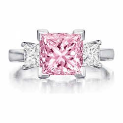 Bague trois pierres diamant rose de laboratoire taille princesse 3,5 carats en Or Blanc 14 carats