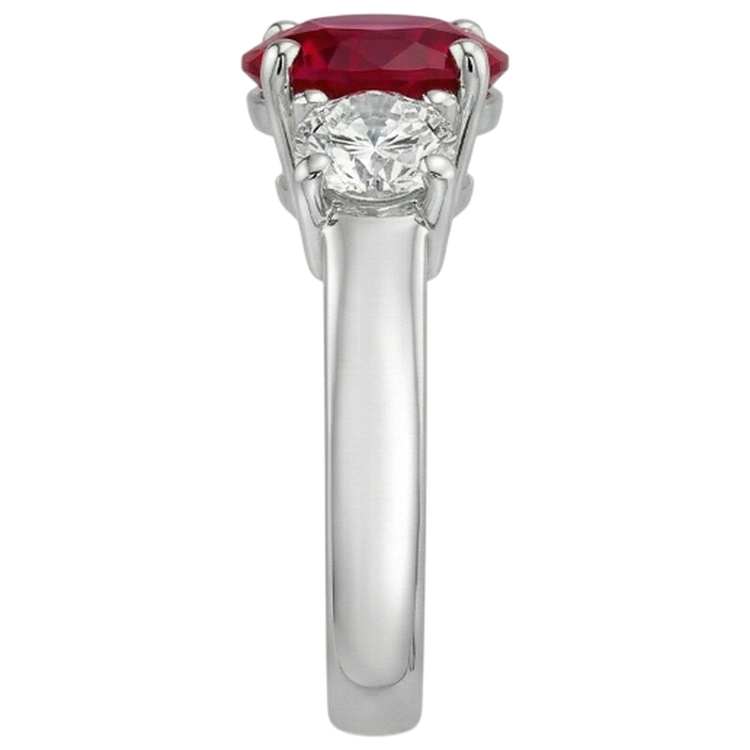3.50 ct. Bague 3 pierres rubis et diamants sertie griffes en or blanc