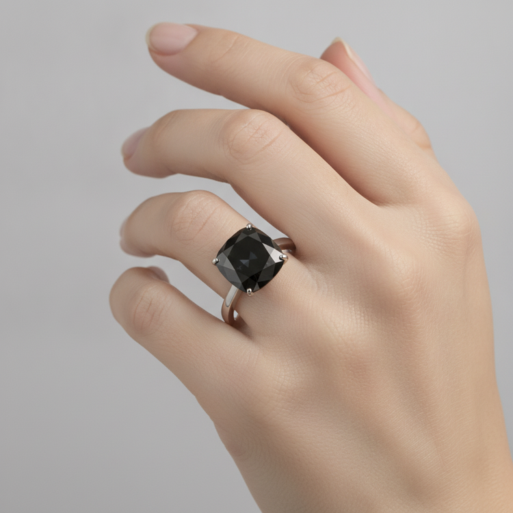 Bague Solitaire Diamant Noir Naturel Taille Coussin 3,75 Carats en Or Blanc 14 Carats