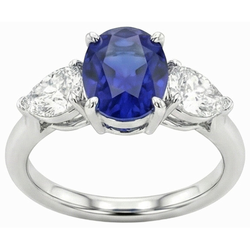 3 carats trois pierres ovales saphir bleu profond et diamants poire