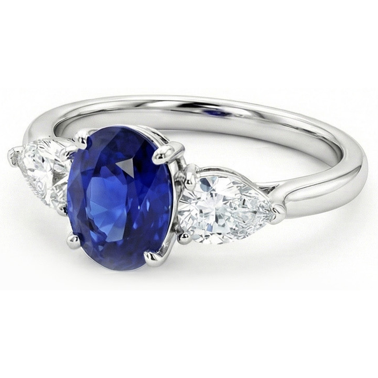 3 carats trois pierres ovales saphir bleu profond et diamants poire