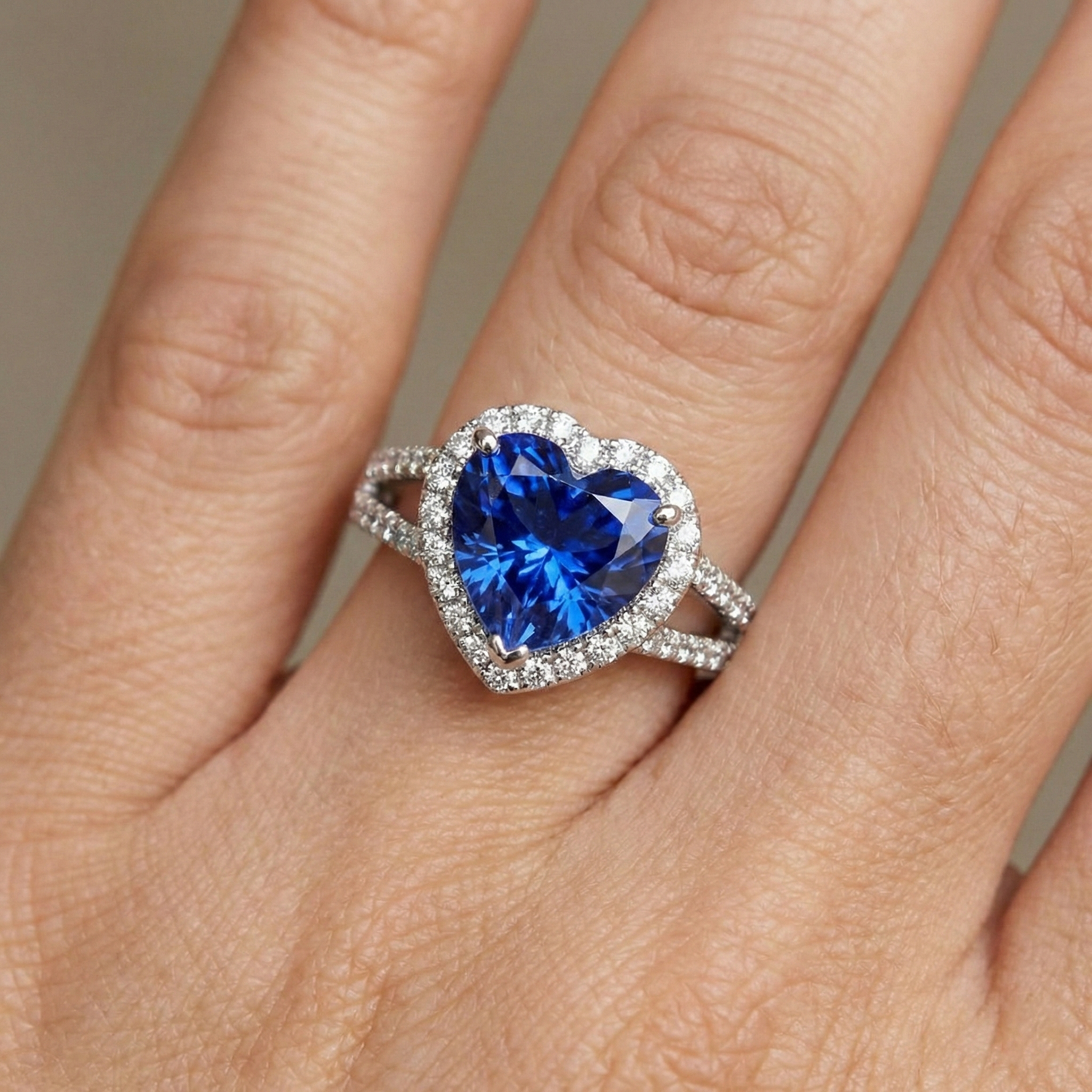 naturel diamant 3.60carats bague sur blanc