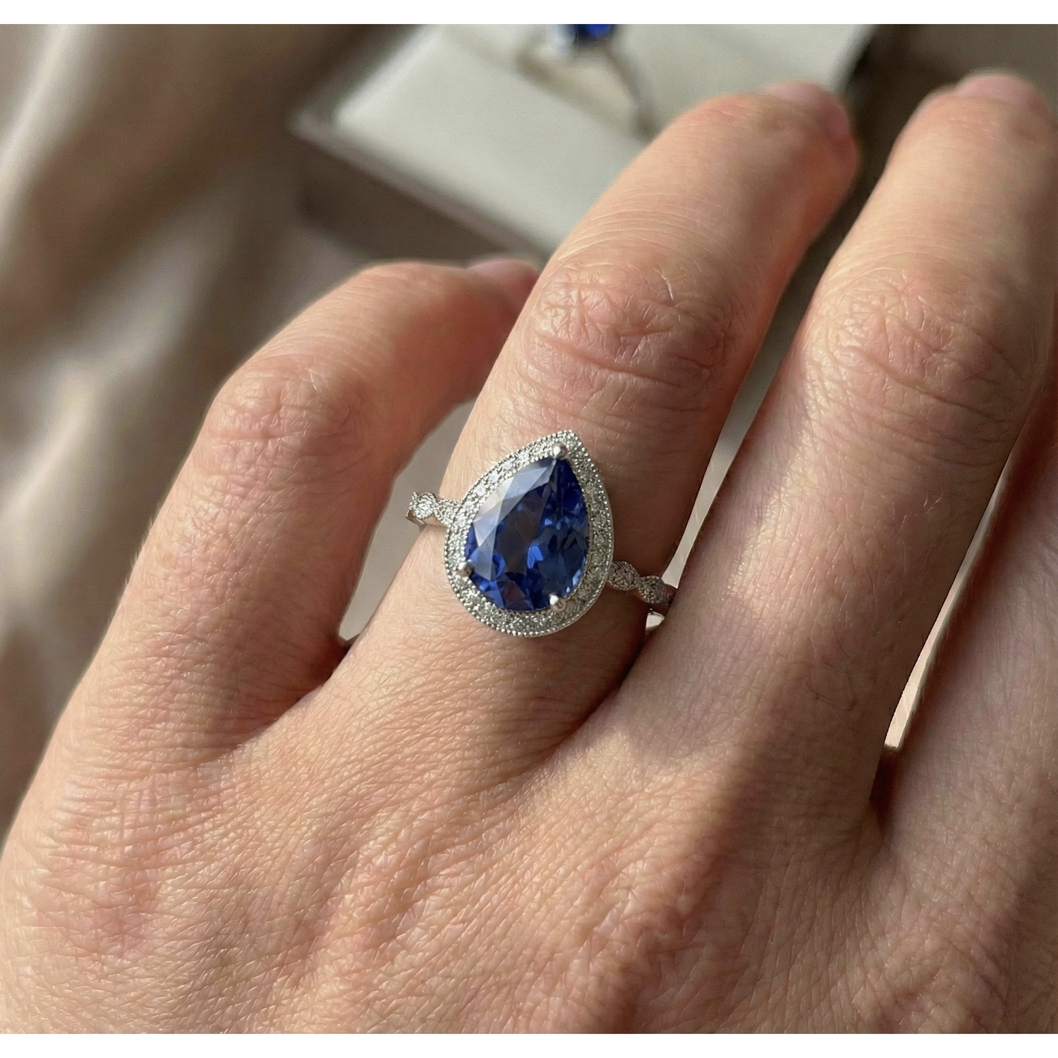 Bague Pierre de Couleur Or 14K Blanc avec Saphir Bleu – vue de dessus