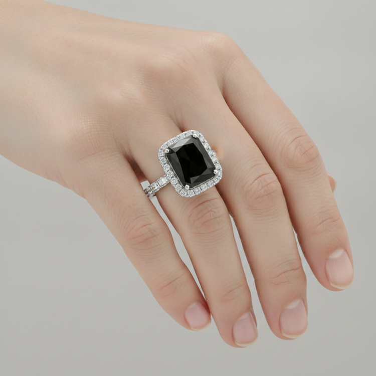 Bague pour femme en or blanc 14 carats avec diamant noir naturel taille radiant de 7 carats et halo