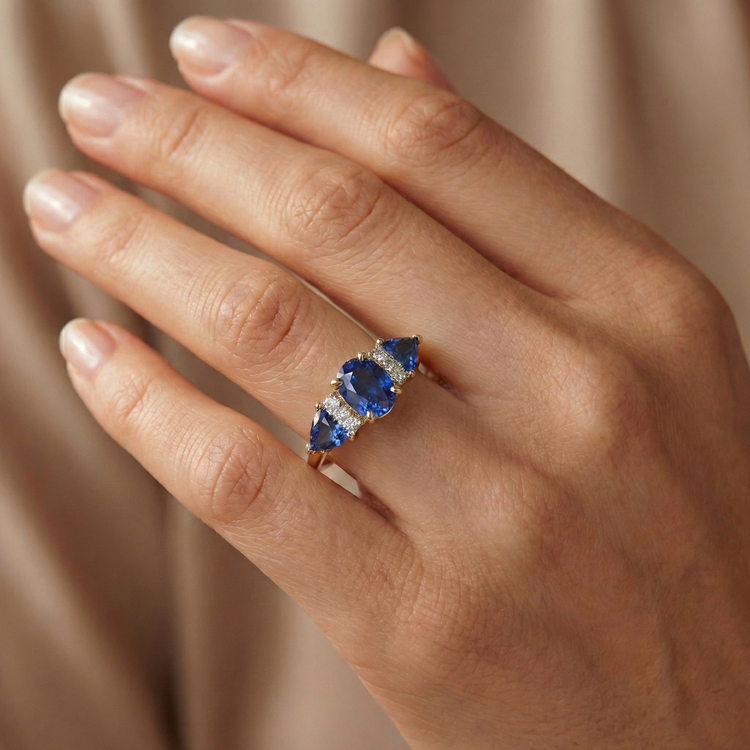 naturel trillion saphir 4.26carats bague sur blanc