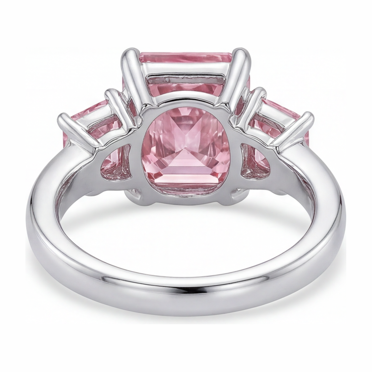 Bague de Fiançailles Diamant Rose de Laboratoire 5,5 Carats Taille Radiant Trois Pierres Anneau Lisse en Or Blanc 14K