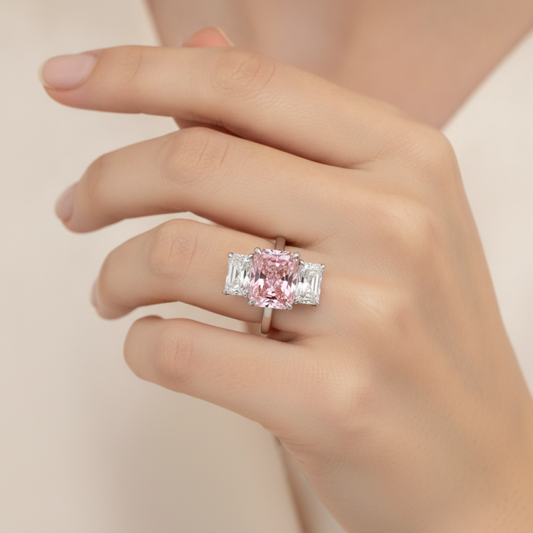 Bague de Fiançailles Pierre Rose avec Diamant Radiant de Laboratoire de 5,5 Carats, Trois Pierres Cathédrale en Or Blanc 14K