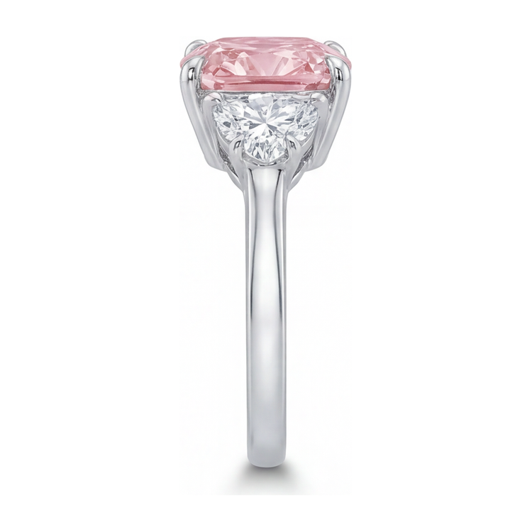 Bague trois pierres avec diamant rose de laboratoire 5 carats taille coussin en or blanc 14 carats