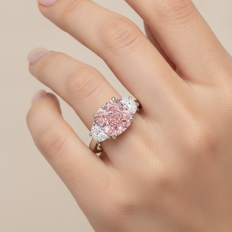 Bague trois pierres avec diamant rose de laboratoire 5 carats taille coussin en or blanc 14 carats