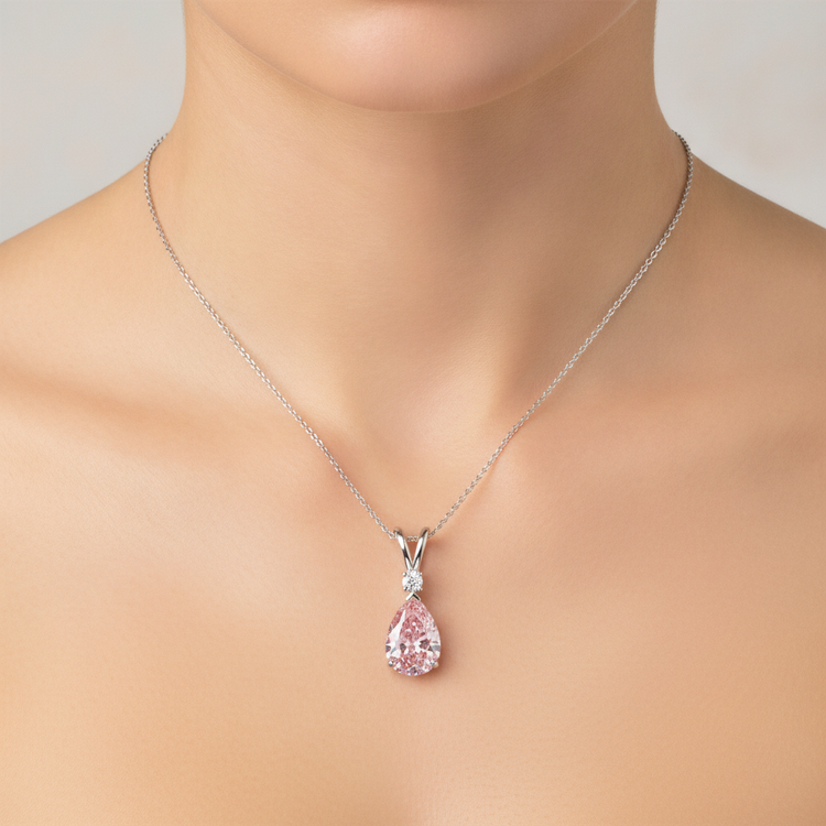 Collier Pendentif Solitaire Diamant Rose de laboratoire 5 Carats Taille Poire à Corps Fendu en Or Blanc 14 Carats