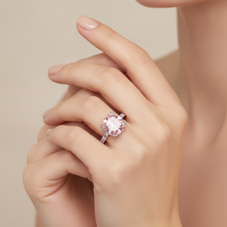 Bague en diamant rose de laboratoire 6 carats taille coussin pavée en Or Blanc 14 carats