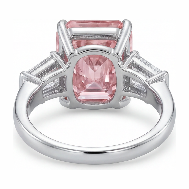 Bague trois pierres cathédrale en Or Blanc 14 carats avec diamant rose de laboratoire 6 carats taille radiant