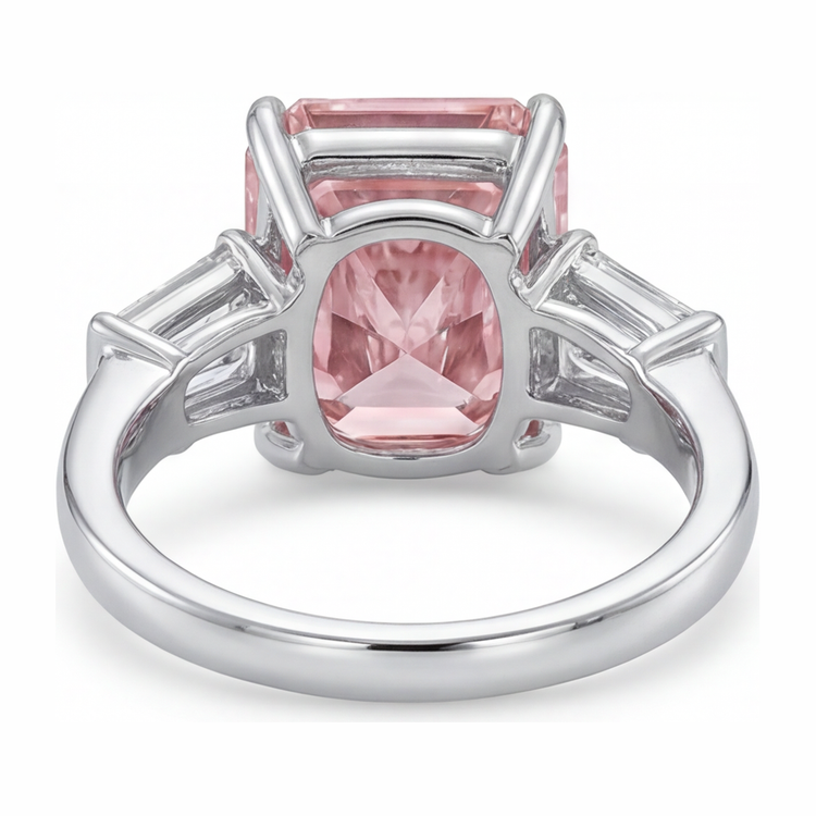 Bague trois pierres cathédrale en Or Blanc 14 carats avec diamant rose de laboratoire 6 carats taille radiant