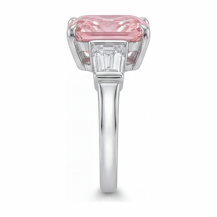 Bague avec diamant rose de laboratoire de 6 carats taille radiant, trois pierres, monture cathédrale en Or Blanc 14 carats