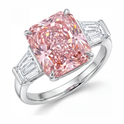 Bague trois pierres cathédrale en Or Blanc 14 carats avec diamant rose de laboratoire 6 carats taille radiant