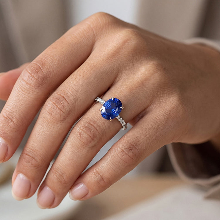 Alliance Solitaire Saphir Bleu Avec Accents De Diamants 4.50 Carats