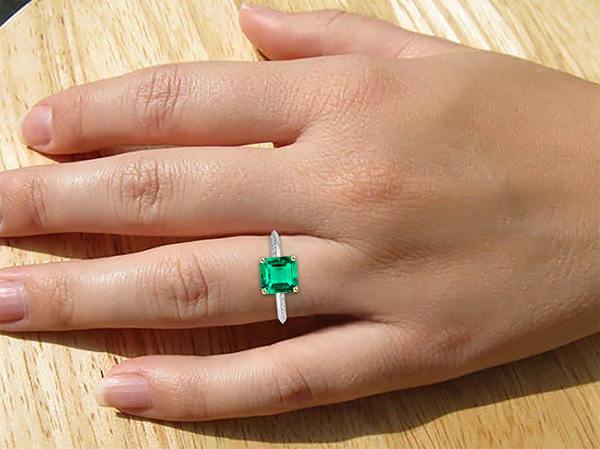 Asscher Emeraude Verte Bague Diamant Milgrain Design