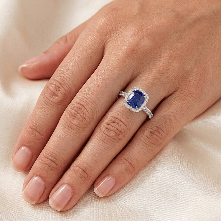 Bague 3 Ct Coussin Sri Lanka Saphir Bleu Et Halo Diamant Naturels Extraits des Mines ( et non cultivés en laboratoire )