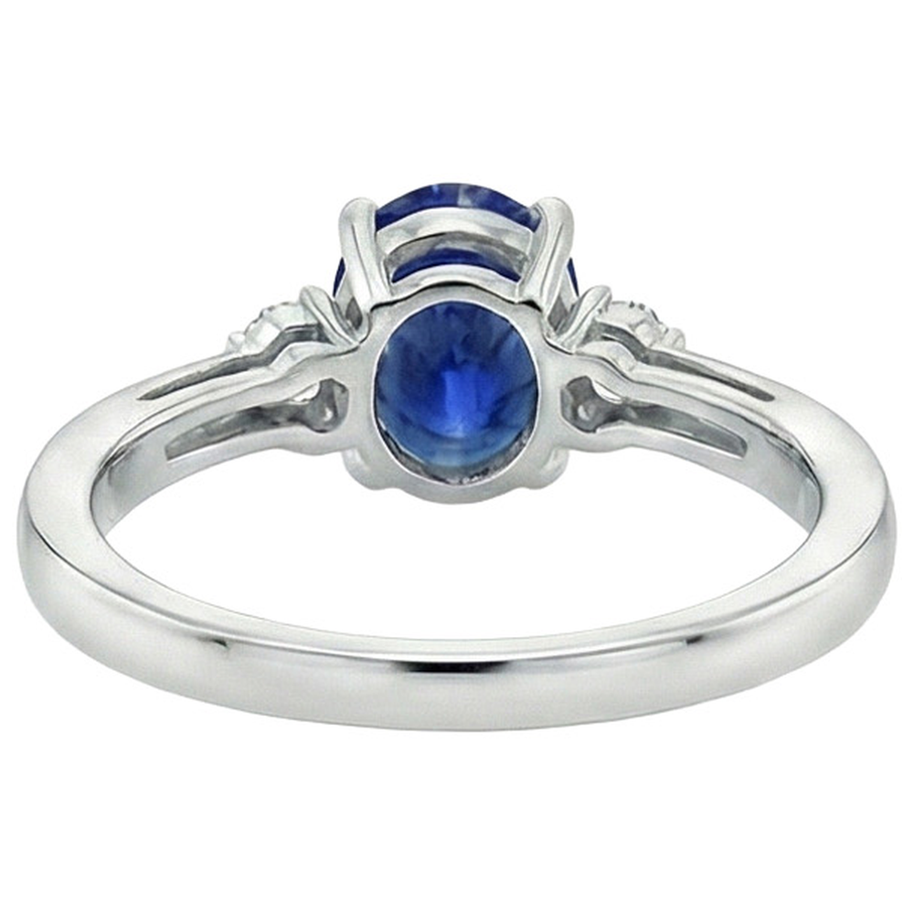 naturel oval saphir 4.75carats bague sur blanc